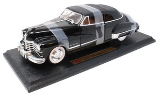 1:18 1947 Cadillac Series 62 Convertible (Tiop Up) (Black) ***Box Shelf Wear***
