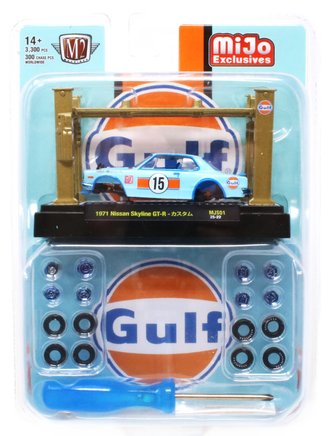 Chase 1:64 1971 Nissan Skyline 2000 GT-R "Gulf" w/Four-Post Lift & 2 Extra Sets of Wheels