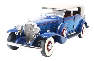 1:24 1932 Cadillac V16 Sport Phaeton (Blue w/Red Pinstripes)