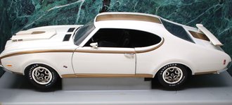 1:18 1969 Hurst Olds (White w/Gold)