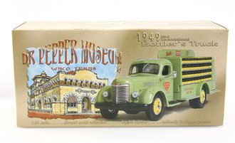 1949 International KB-8 Bottler's Truck w/Bottles "Dr. Pepper" (Green)