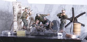 1:32 U.S. 82nd Airborne w/Medic "Normandy, 1944" 1:32 U.S. 82nd Airborne w/Medic "Normandy, 1944"