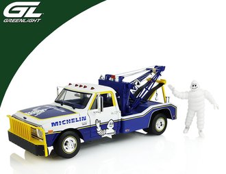 1:18 1969 Chevrolet C-30 Dually Wrecker w/Michelin Man Figure "Michelin Service Center" 1:18 1969 Chevrolet C-30 Dually Wrecker w/Michelin Man Figure "Michelin Service Center"