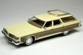1976 Oldsmobile Custom Cruiser (Cream Gold w/Wood Panels)