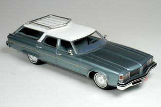 1976 Oldsmobile Custom Cruiser (Light Blue Poly/White)