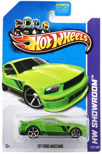 1:64 2007 Ford Mustang (Lime Green w/Black Stripes) 1:64 2007 Ford Mustang (Lime Green w/Black Stripes)