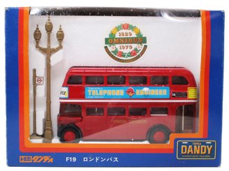 1:43 London Transport Double Decker Bus w/Light Pole & Transit Sign (Red)