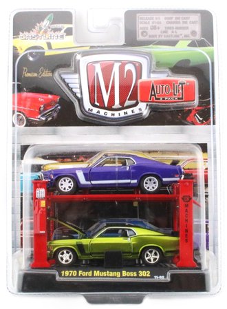 1:64 Auto-Lift 2-Pack - 1970 Ford Mustang Boss 302 (Purple/White & Green/Black)
