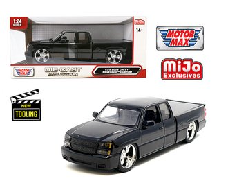 1:25 2006 Chevy Silverado Extended Cab Custom (Black)