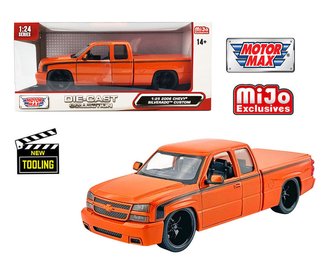 1:25 2006 Chevy Silverado Extended Cab Custom (Orange Metallic)