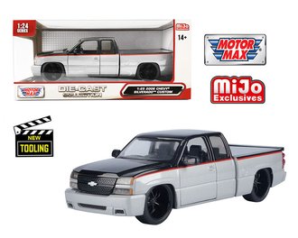 1:25 2006 Chevy Silverado Extended Cab Custom (Silver/Black)