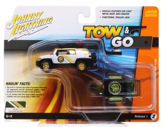 White Lightning 1:64 2014 Toyota FJ Cruiser w/Small Open Trailer
